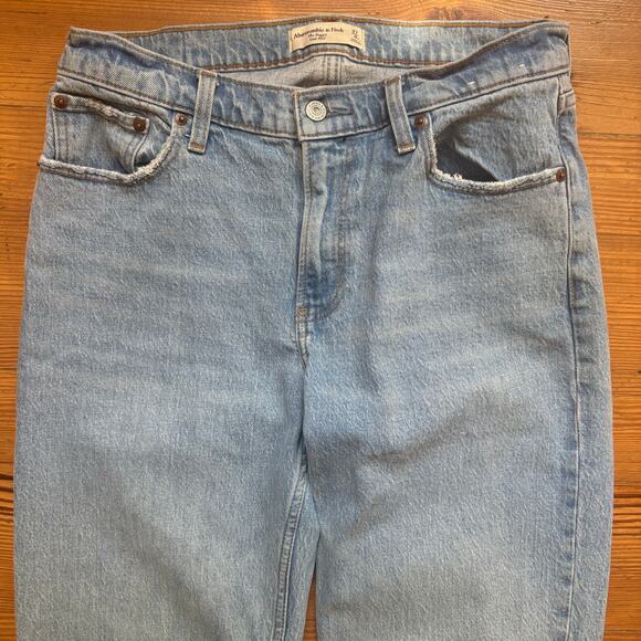 Abercrombie & Fitch light was baggy low rise womens jeans SIZE 4 - Picture 2 of 6